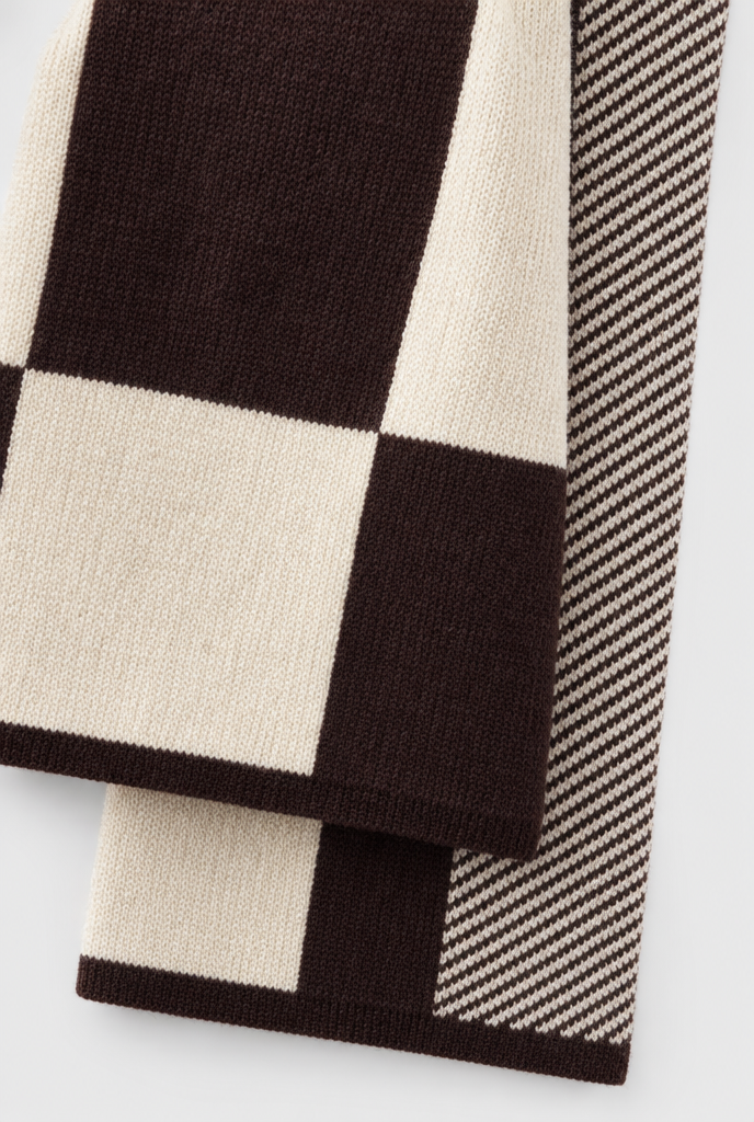Écharpe en maille à carreaux color-block — Marron & crème — gros plan matière