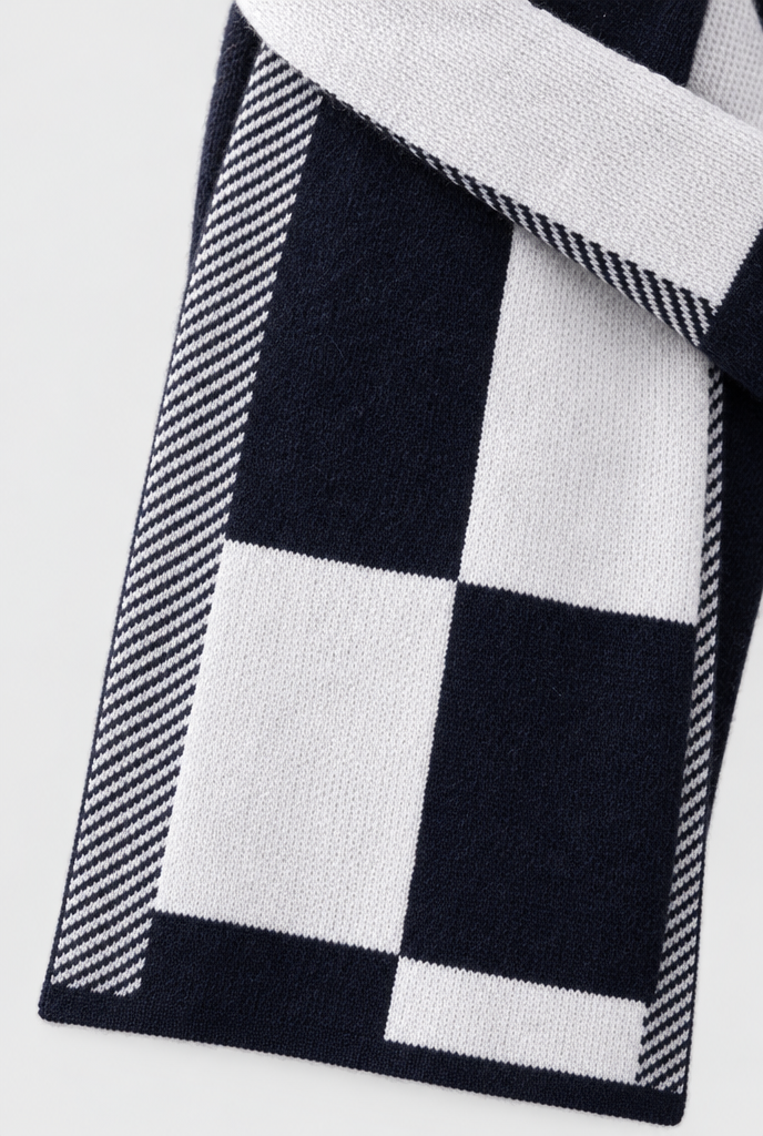 Écharpe en maille à carreaux color-block — Marine & blanc — gros plan matière