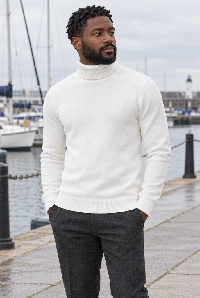 Pull col roulé en maille doublé polaire — Blanc cassé — en situation