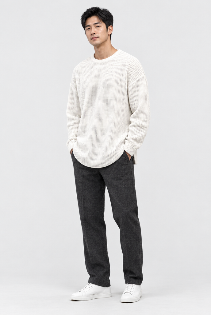 Pull col rond ample en maille gaufrée — Écru — silhouette complète