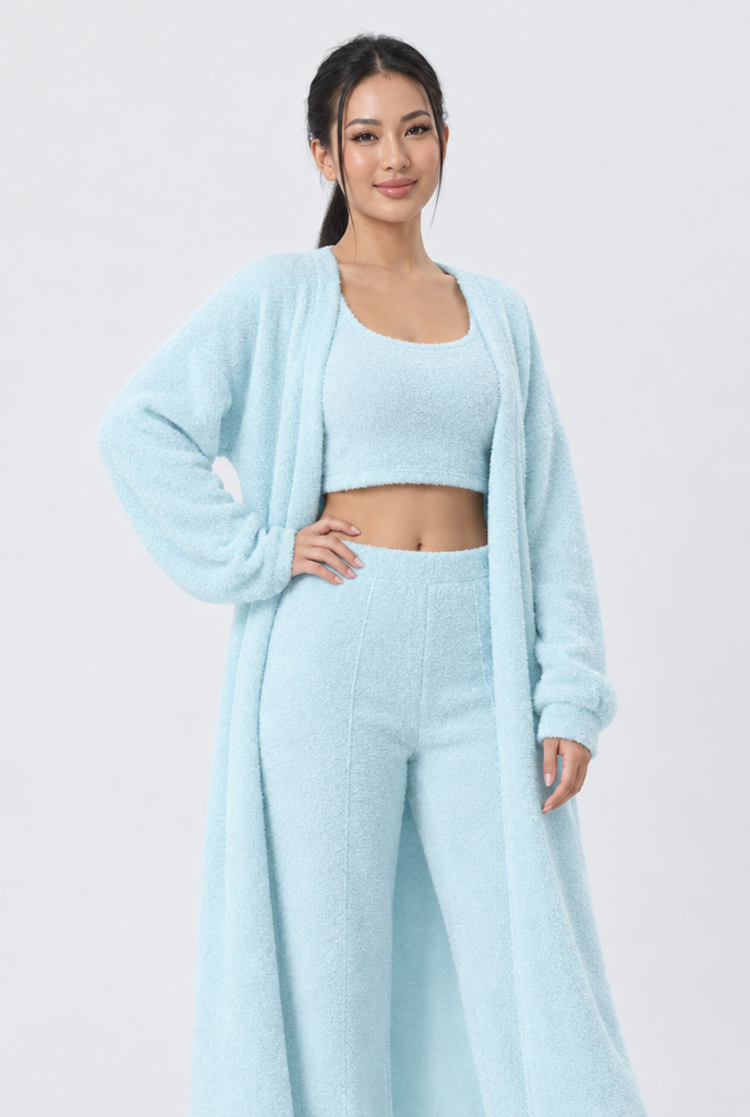 Ensemble d'intérieur 3 pièces avec long gilet duveteux — Bleu ciel — photo studio
