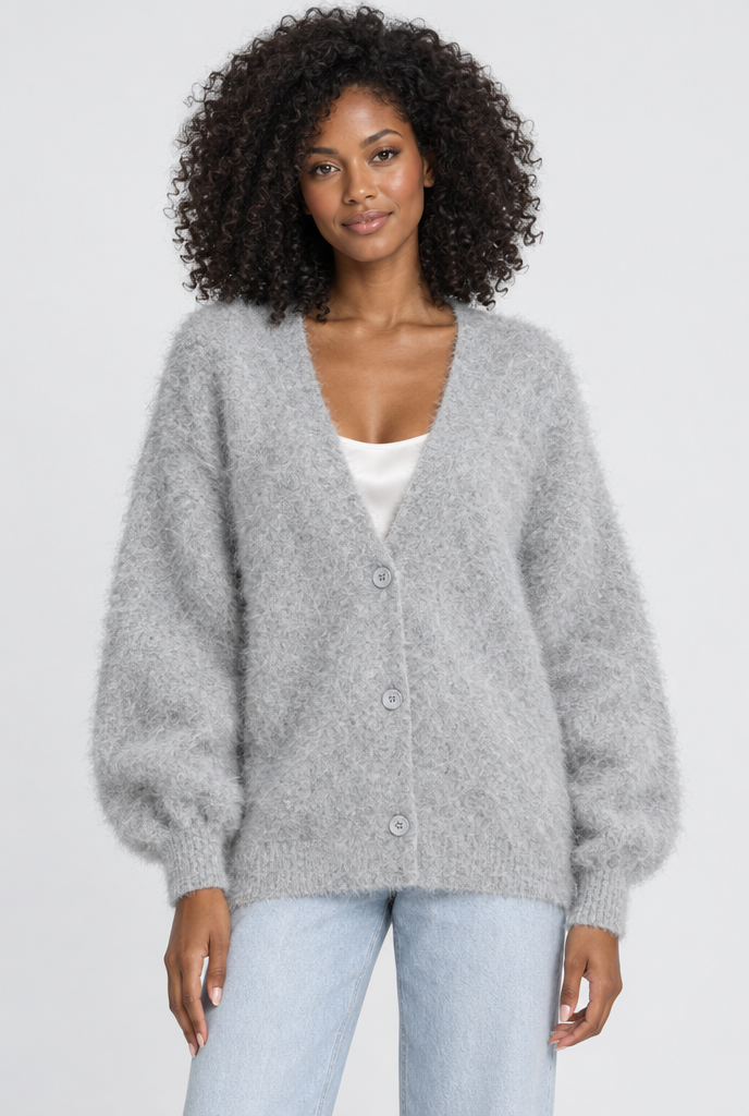 Gilet oversize duveteux boutonné col V — Gris clair — photo studio