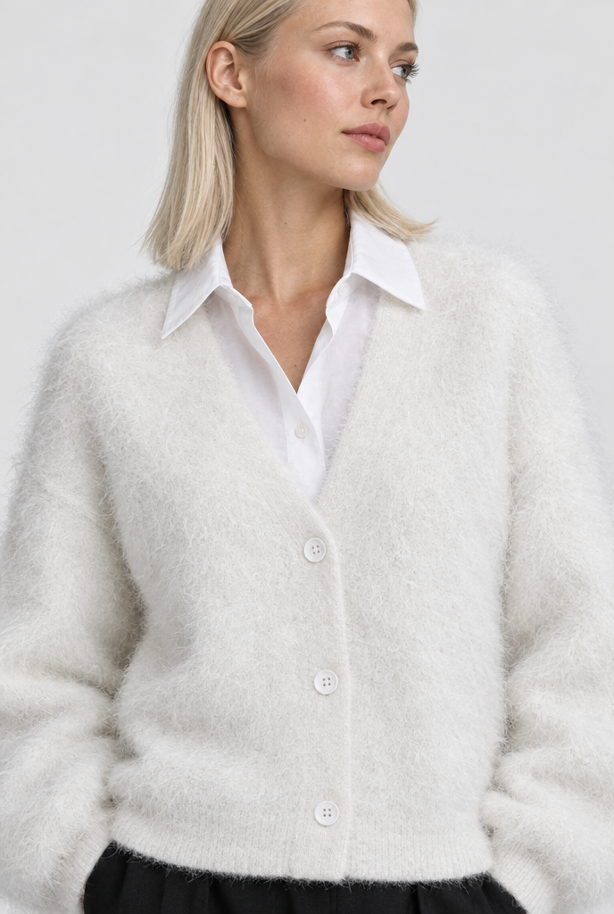 Gilet oversize duveteux boutonné col V — Ivoire — détail du col