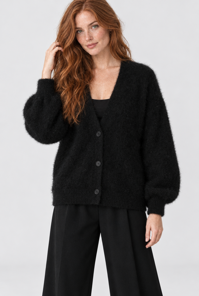 Gilet oversize duveteux boutonné col V — Noir — photo studio