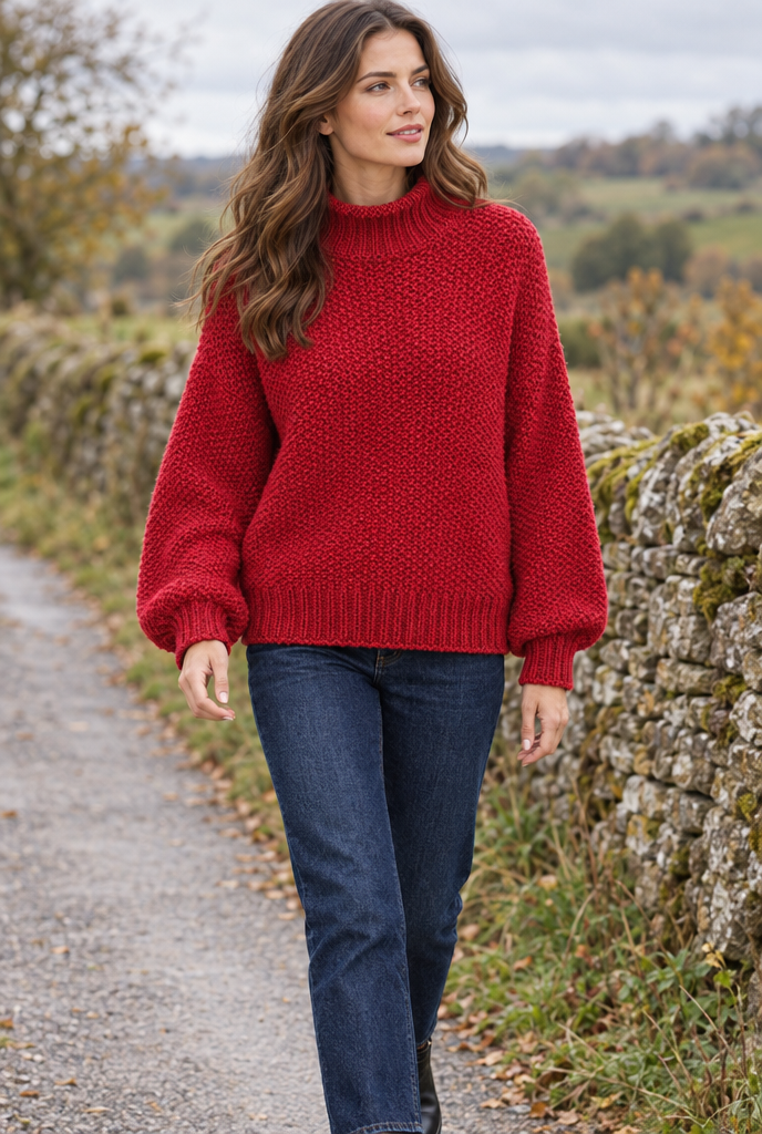 Pull col roulé en grosse maille — Rouge cerise — en situation