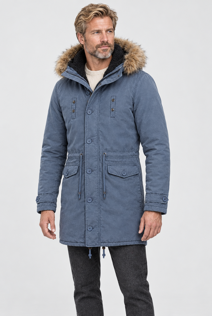 Parka doublée polaire à capuche fausse fourrure — Bleu denim — photo studio
