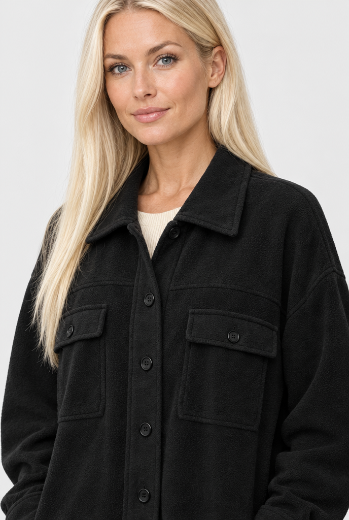Surchemise oversize en polaire boutonnée — Noir — détail du col