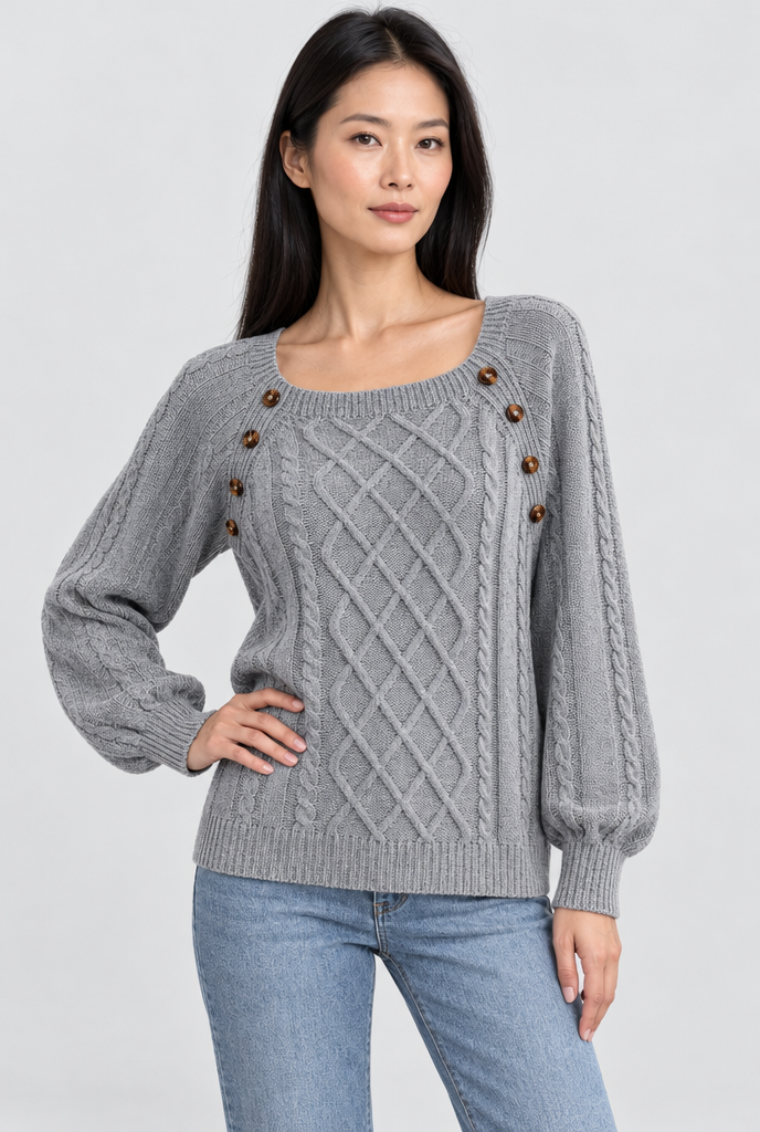 Pull torsadé col carré à boutons — Gris chiné clair — photo studio