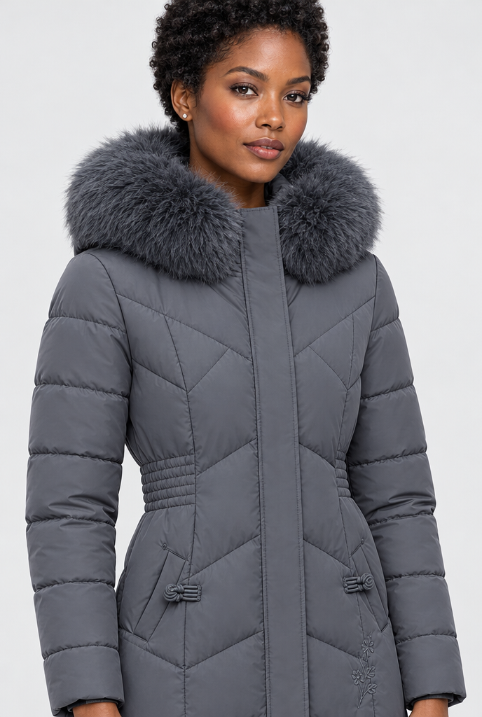 Doudoune longue matelassée, capuche fausse fourrure — Gris ardoise — détail du col
