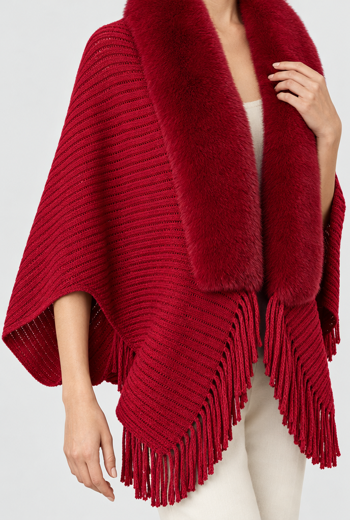 Châle en maille à franges et col en fausse fourrure — Rouge canneberge — gros plan matière