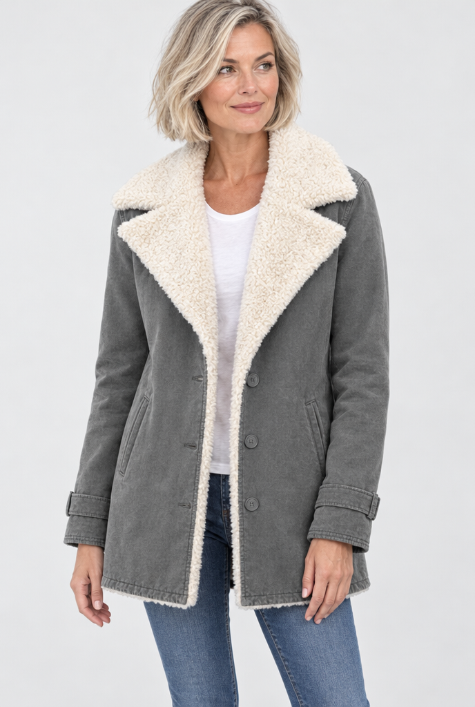Veste boutonnée doublée sherpa à grand col — Gris ardoise — photo studio
