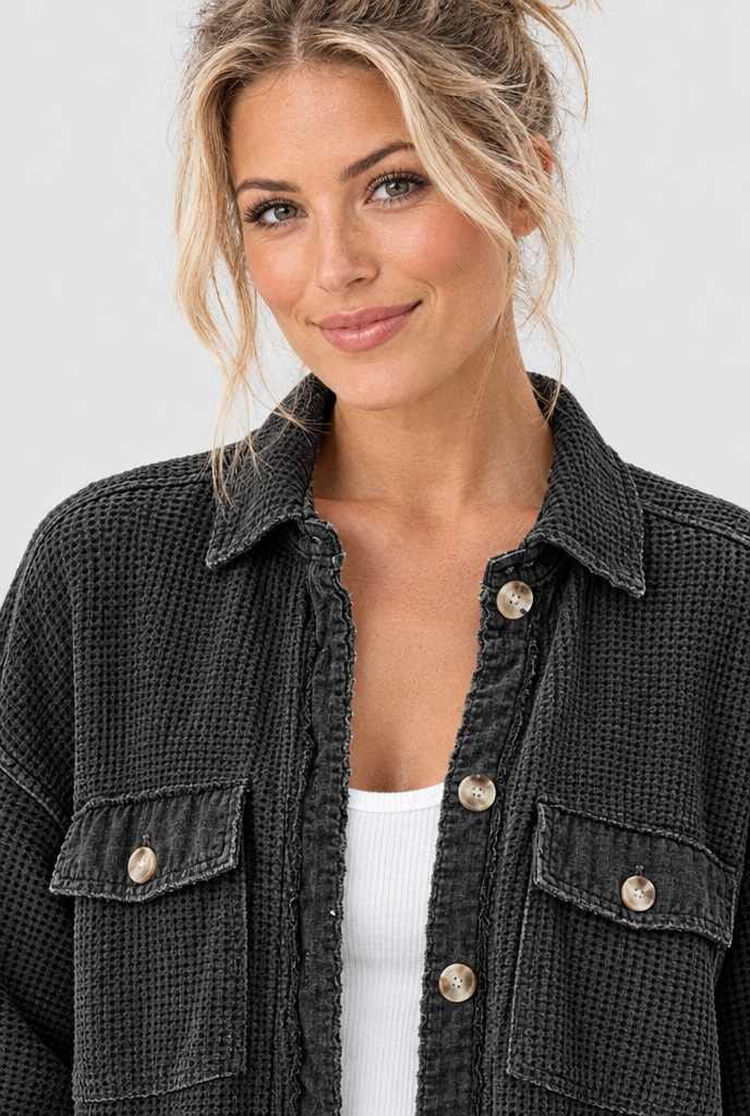 Surchemise oversize en maille gaufrée — Noir — détail du col