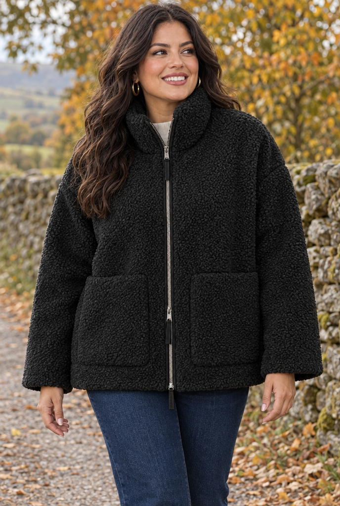 Veste zippée oversize en polaire sherpa — Noir — en situation
