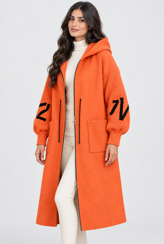 Manteau long zippé à capuche, manches en grosse maille — Orange — photo studio