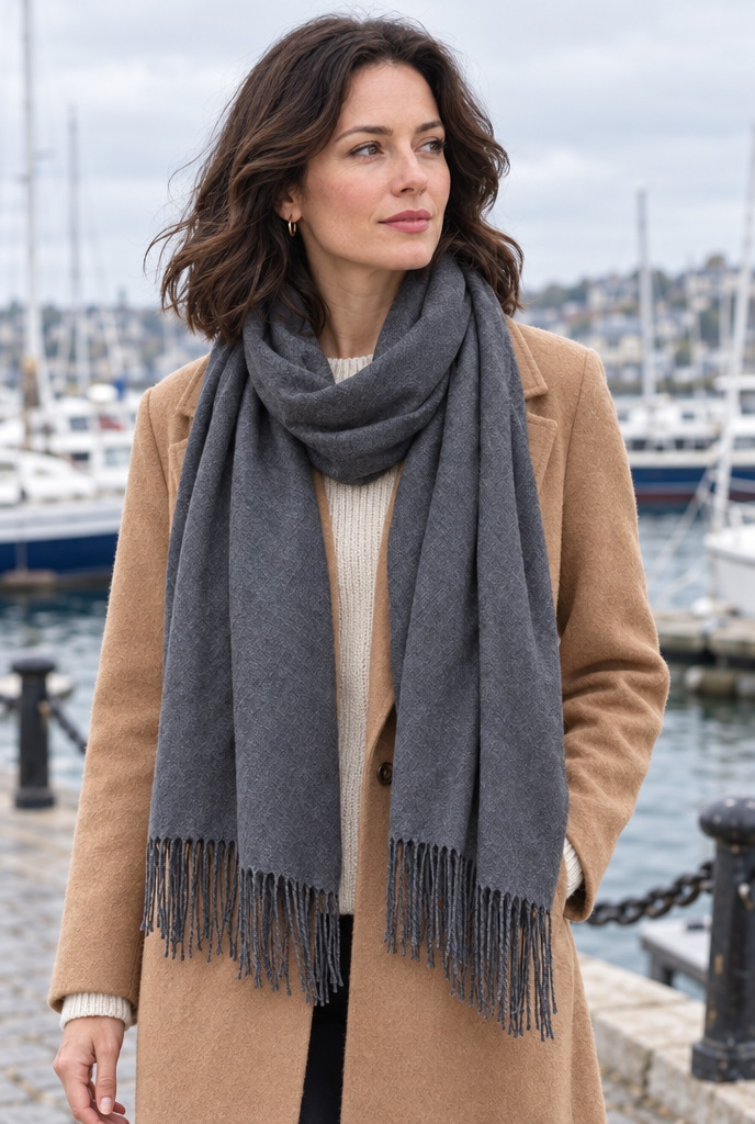 Étole façon pashmina à franges — Anthracite — en situation