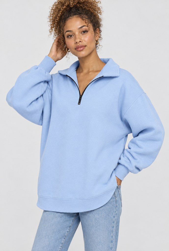 Sweat oversize à col demi-zip — Bleu ciel — photo studio