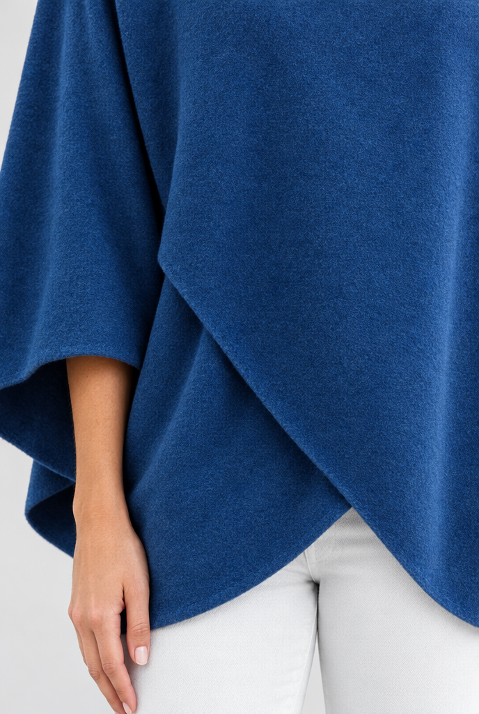 Pull poncho col roulé à devant croisé — Bleu roi — détail