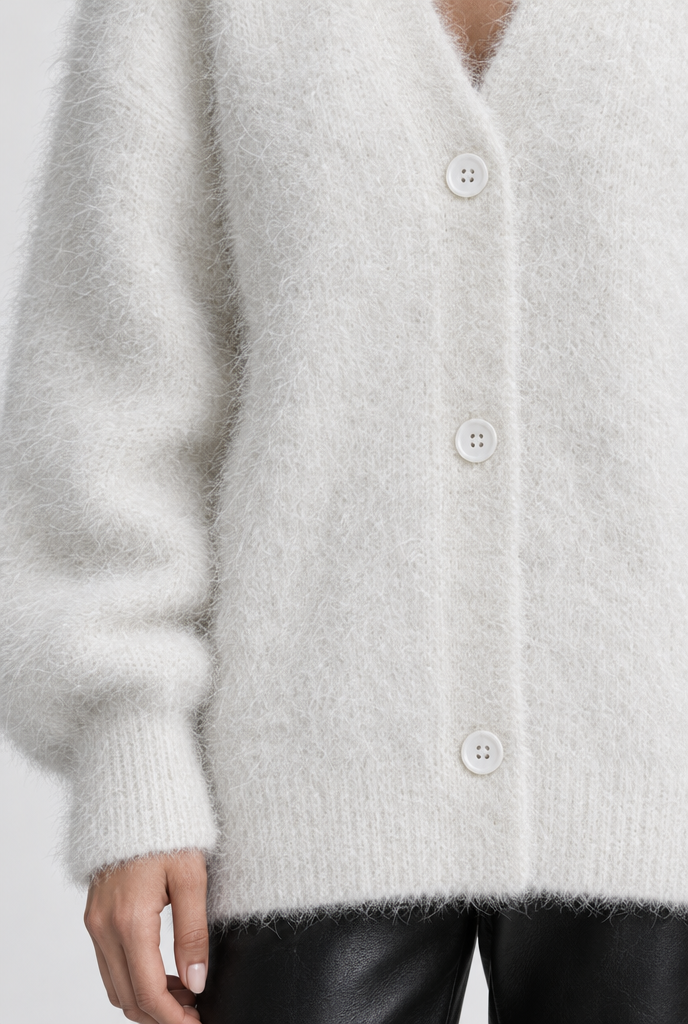 Gilet oversize duveteux boutonné col V — Ivoire — détail