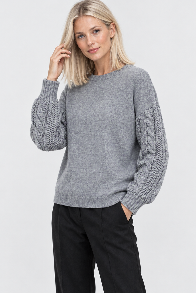 Pull col rond ample à manches torsadées — Gris chiné clair — photo studio