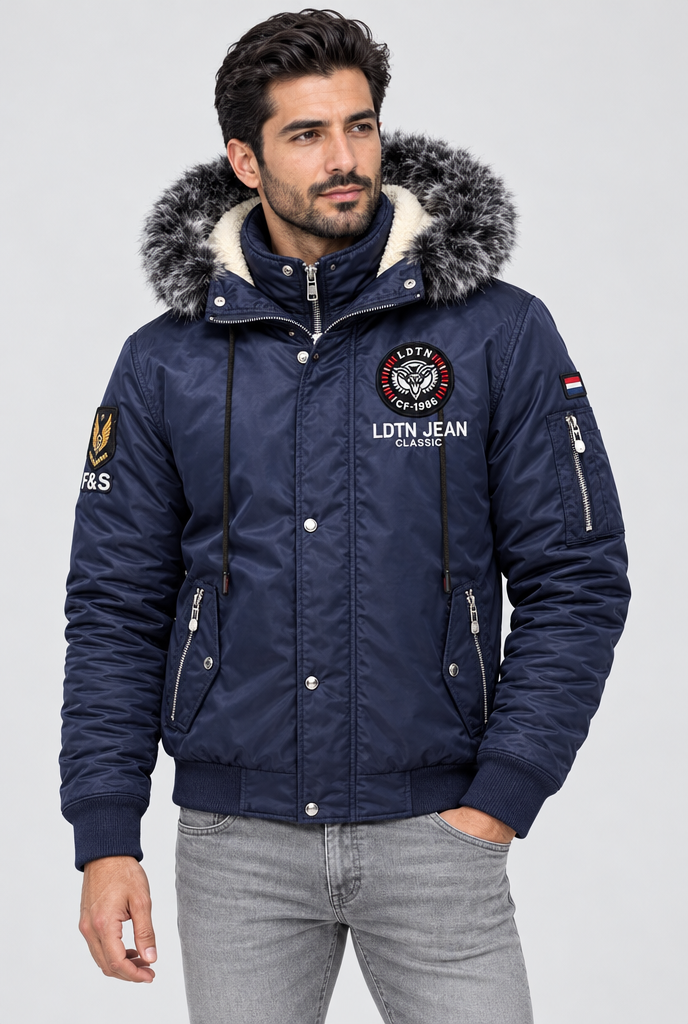 Blouson doublé sherpa à capuche fausse fourrure — Marine — photo studio