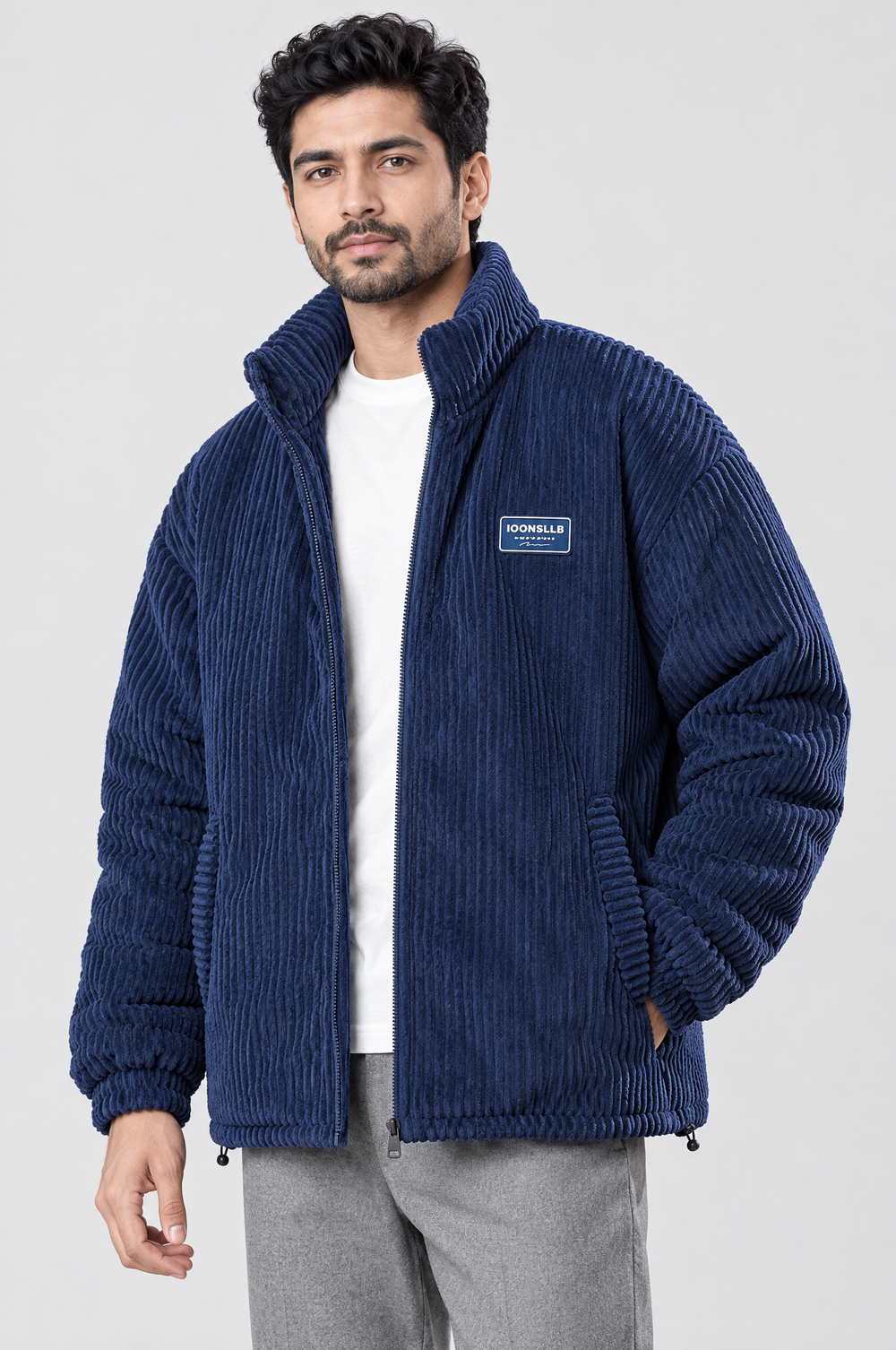 Veste rembourrée en velours côtelé, col montant — Marine — photo studio