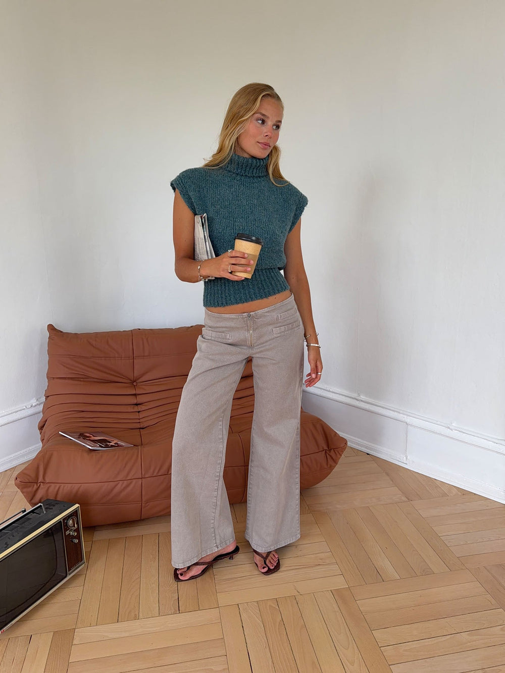 Low-Rise Wide-Leg Jeans in Taupe