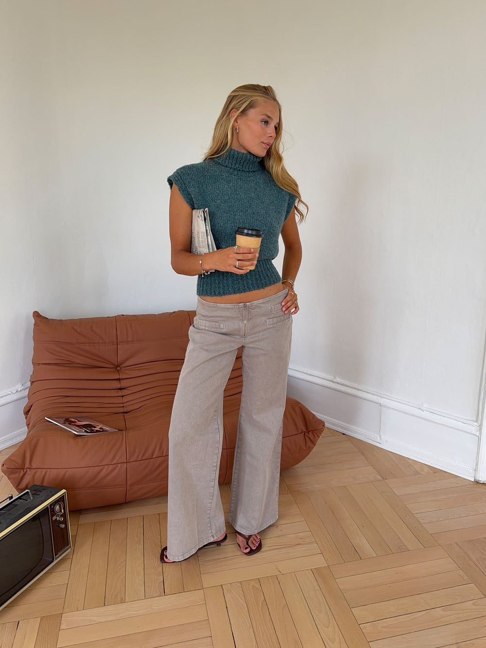 Low-Rise Wide-Leg Jeans in Taupe