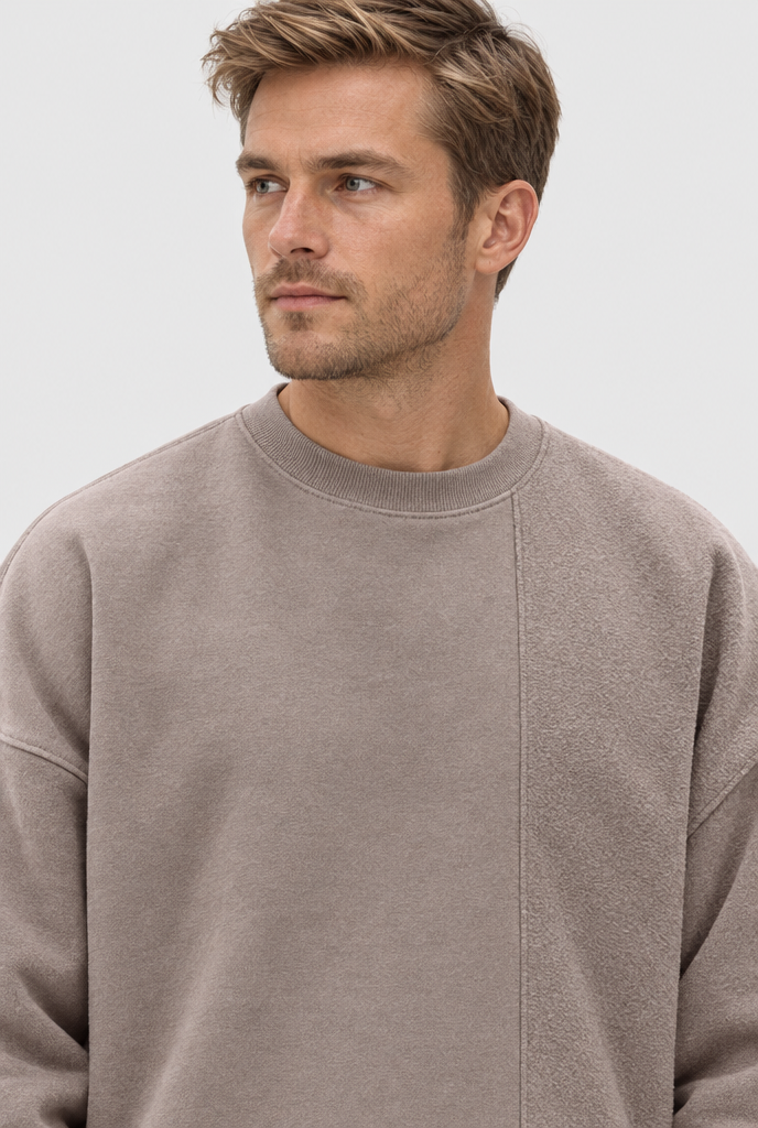 Sweat col rond oversize épaules tombantes — Taupe — détail du col