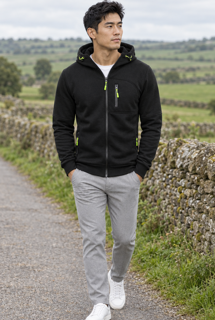 Sweat zippé à capuche, poches zippées contrastées — Noir — en situation