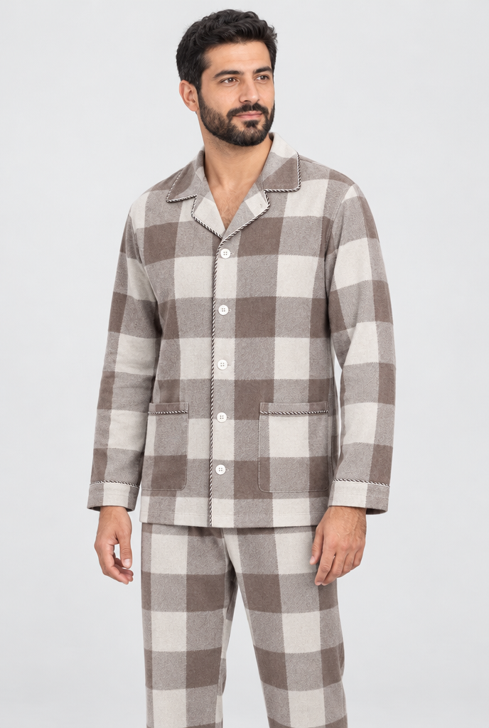 Pyjama en flanelle brossée à carreaux — Carreaux moka — photo studio