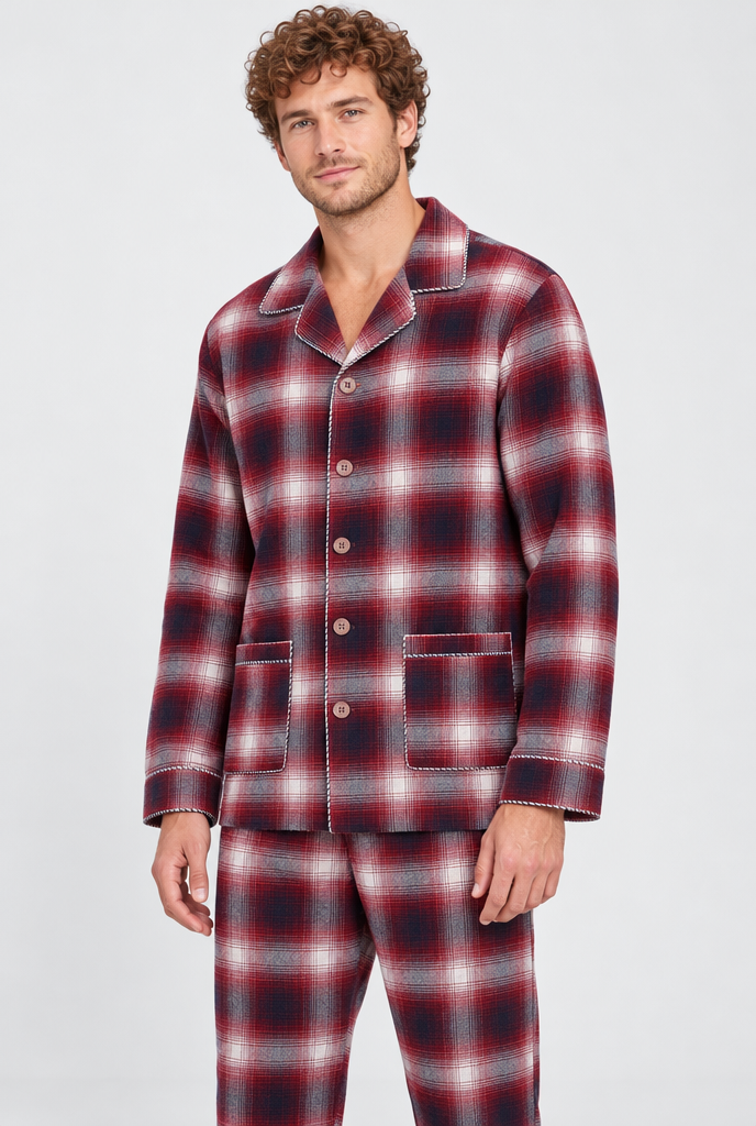 Pyjama en flanelle brossée à carreaux — Carreaux rouges — photo studio