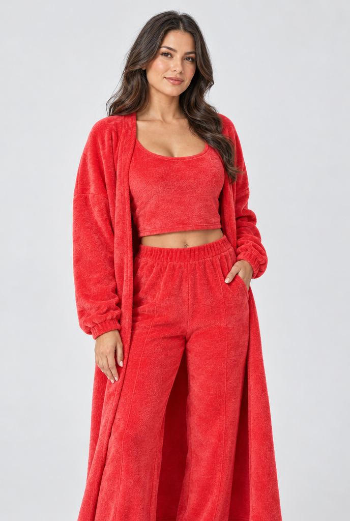 Ensemble d'intérieur 3 pièces avec long gilet duveteux — Rouge — photo studio