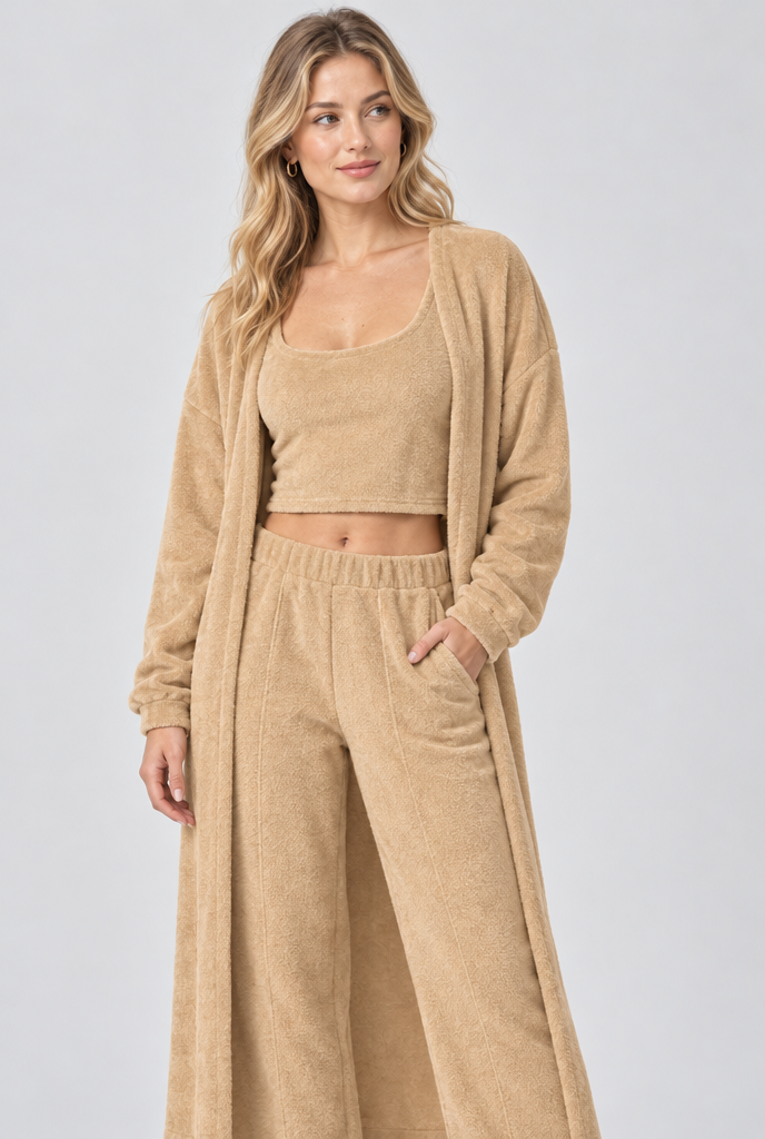 Ensemble d'intérieur 3 pièces avec long gilet duveteux — Camel — photo studio