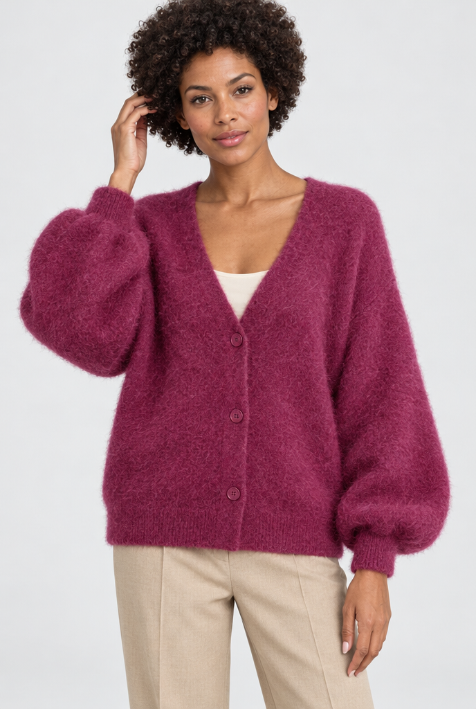 Gilet oversize duveteux boutonné col V — Baie — photo studio