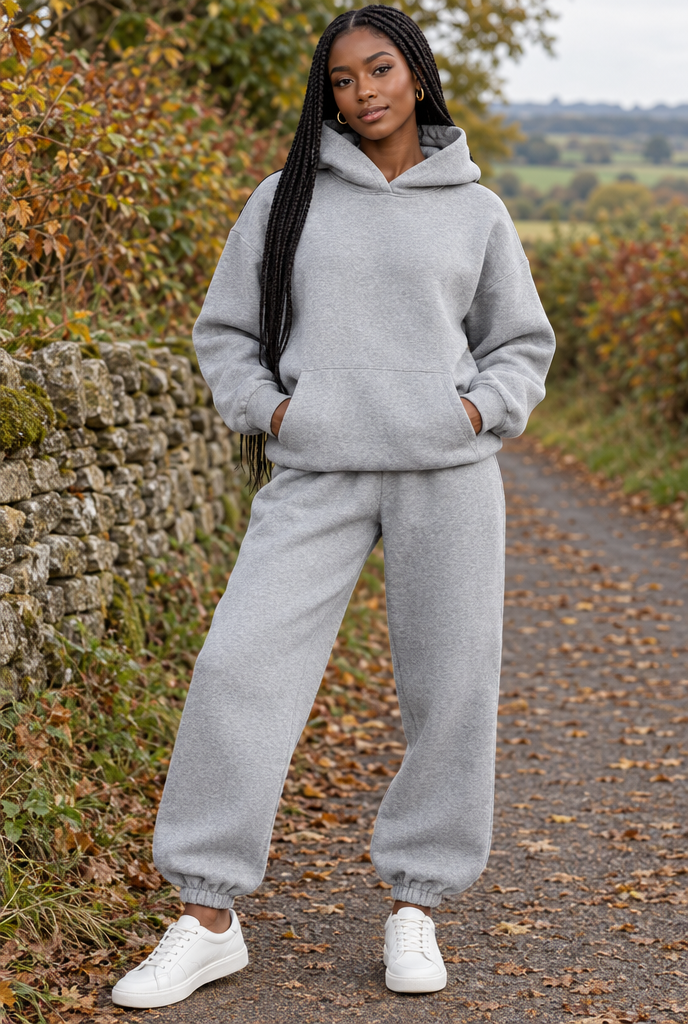 Ensemble sweat à capuche oversize et jogging en molleton — Gris chiné clair — en situation