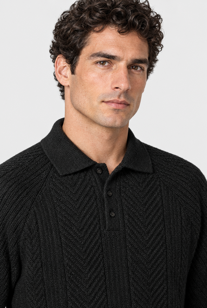 Pull col polo en maille torsadée à chevrons — Noir — détail du col