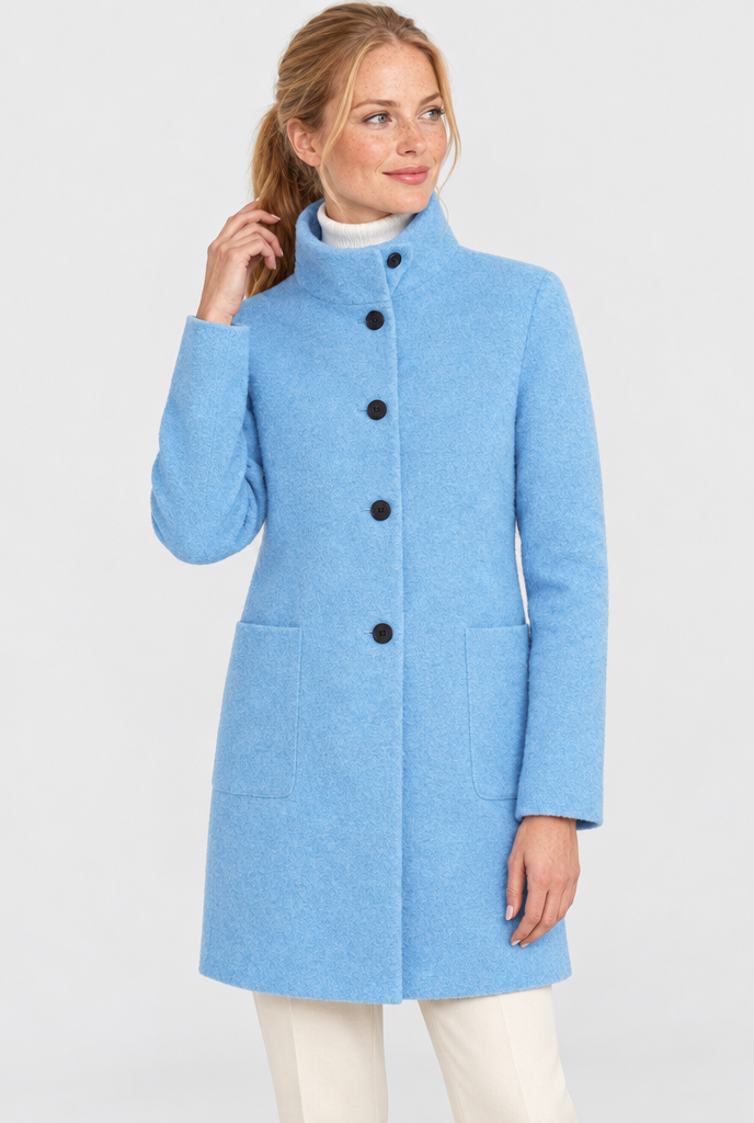 Manteau boutonné col montant effet laine — Bleu ciel — photo studio