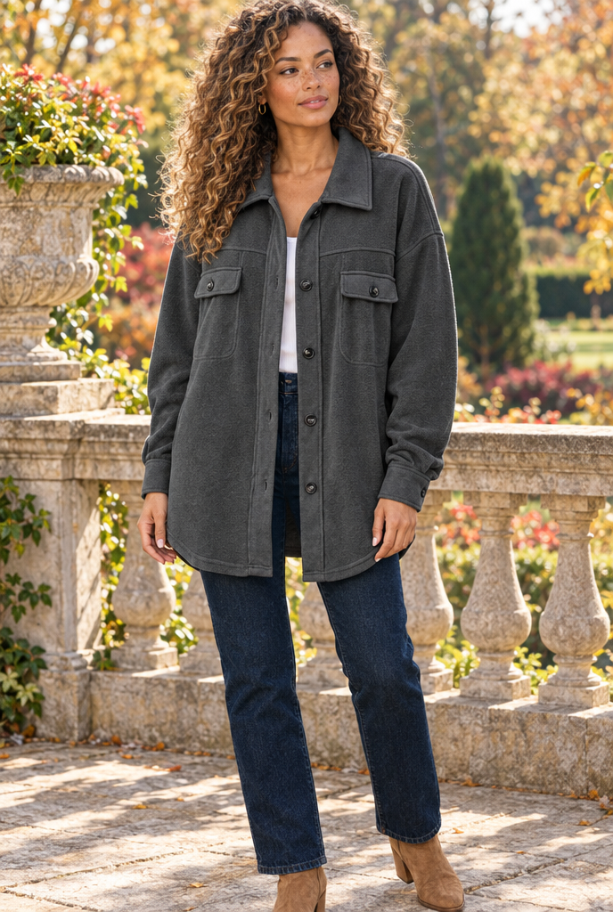 Surchemise oversize en polaire boutonnée — Anthracite — en situation