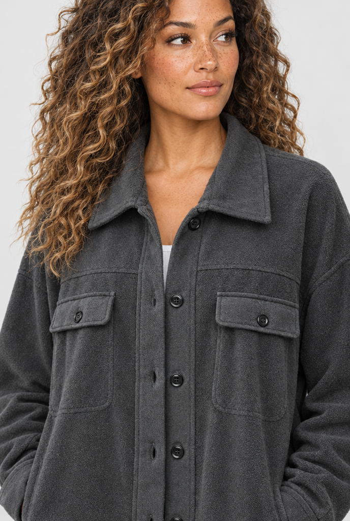 Surchemise oversize en polaire boutonnée — Anthracite — détail du col