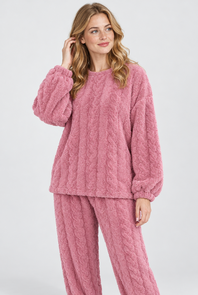 Pyjama en polaire peluche texturée — Rose tendre — photo studio