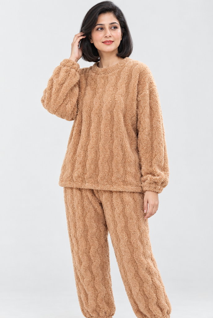 Pyjama en polaire peluche texturée — Camel — photo studio