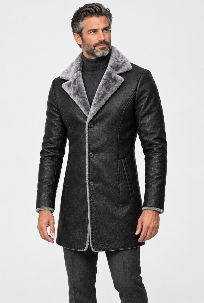 Manteau long en simili cuir à col peluche — Noir — photo studio