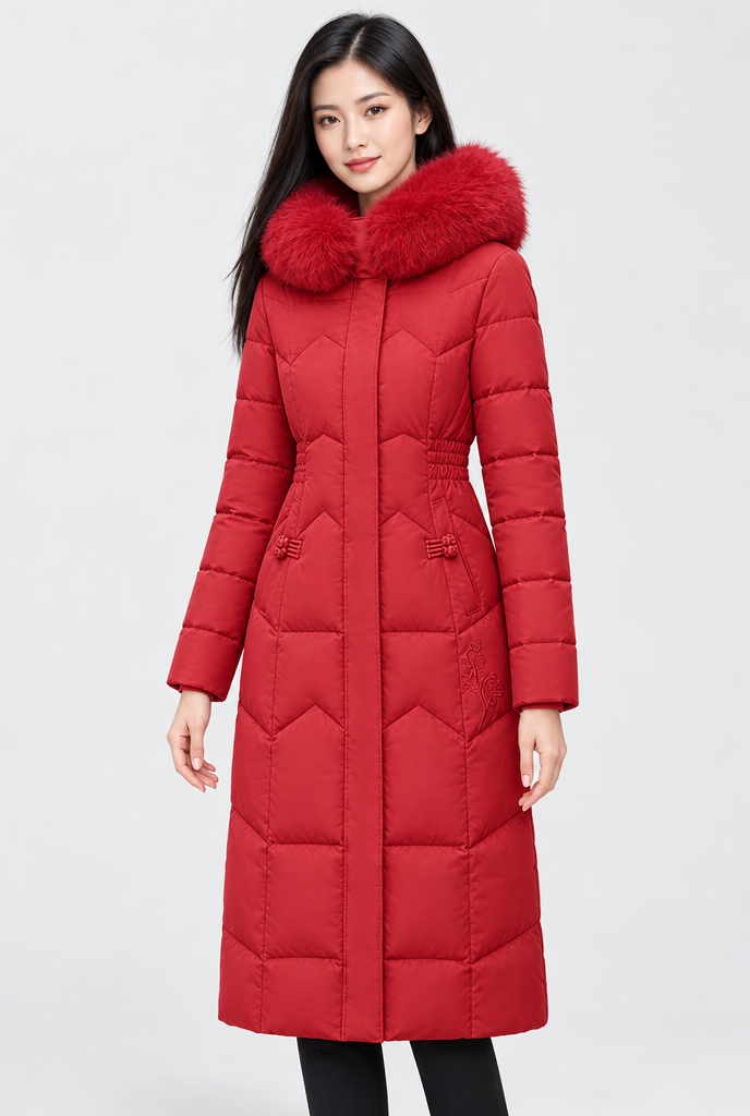 Doudoune longue matelassée, capuche fausse fourrure — Rouge — photo studio