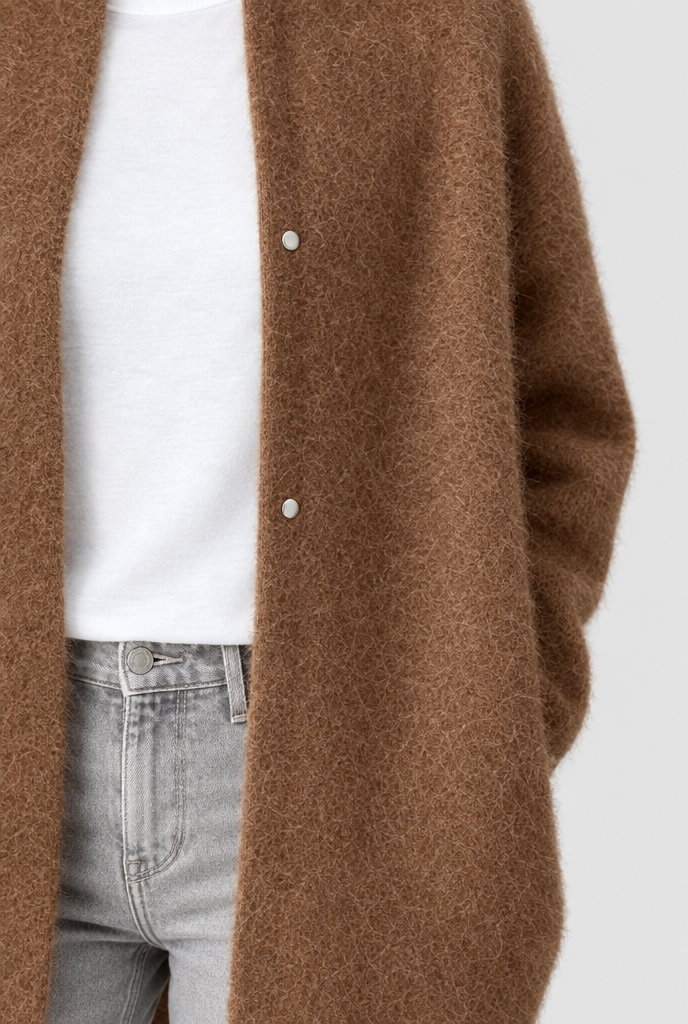 Long cardigan col rond en maille duveteuse — Cannelle — détail