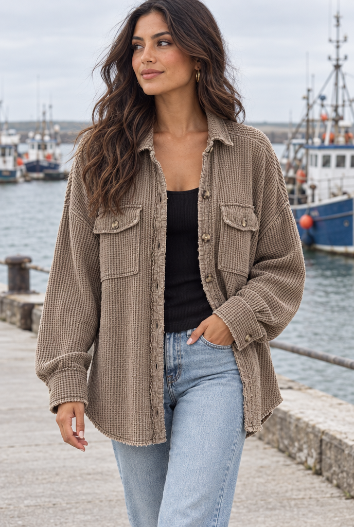 Surchemise oversize en maille gaufrée — Moka — en situation