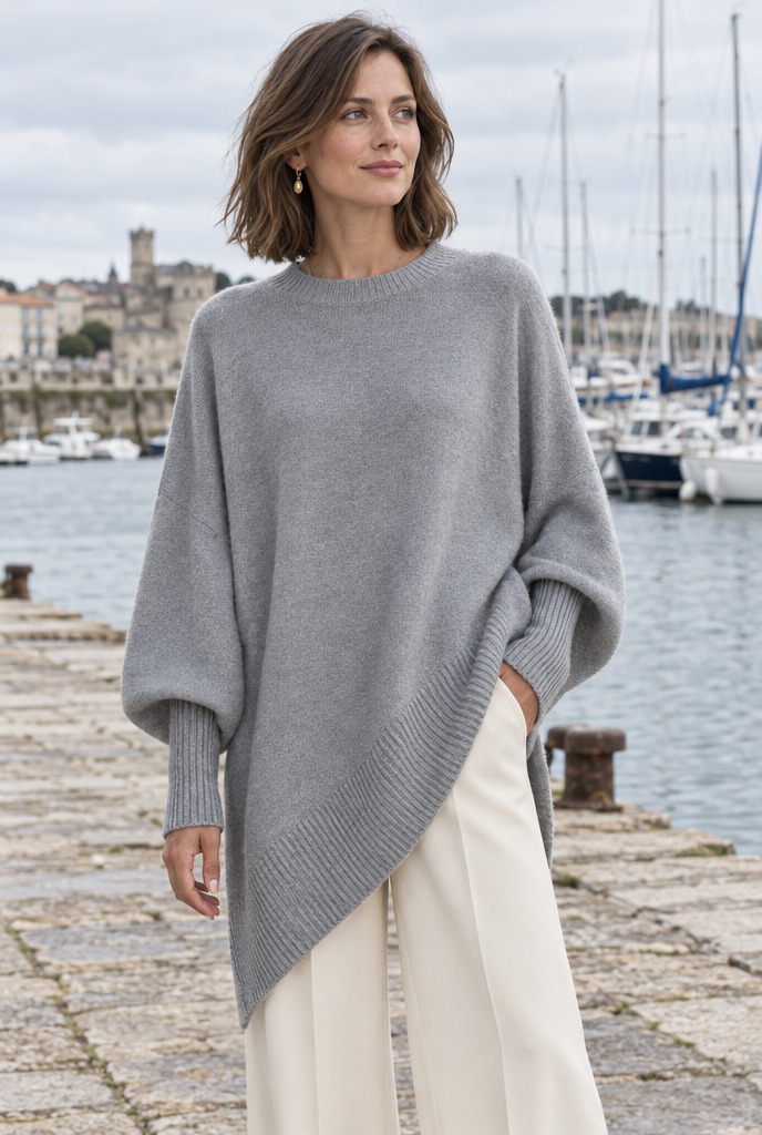 Pull oversize manches chauve-souris à ourlet asymétrique — Gris chiné clair — en situation