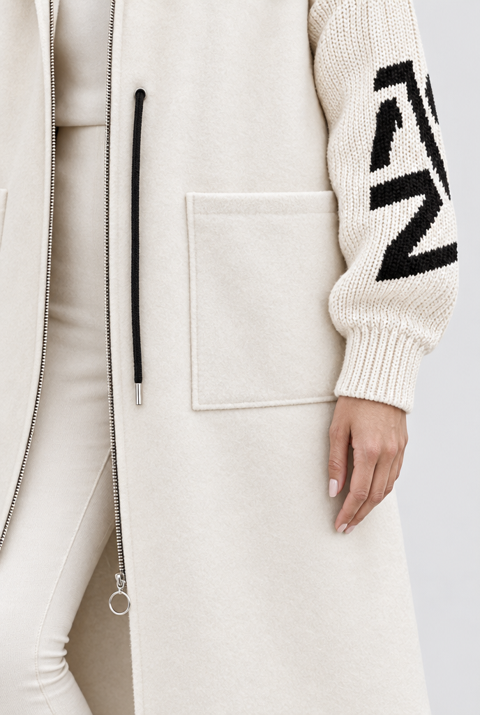 Manteau long zippé à capuche, manches en grosse maille — Ivoire — détail