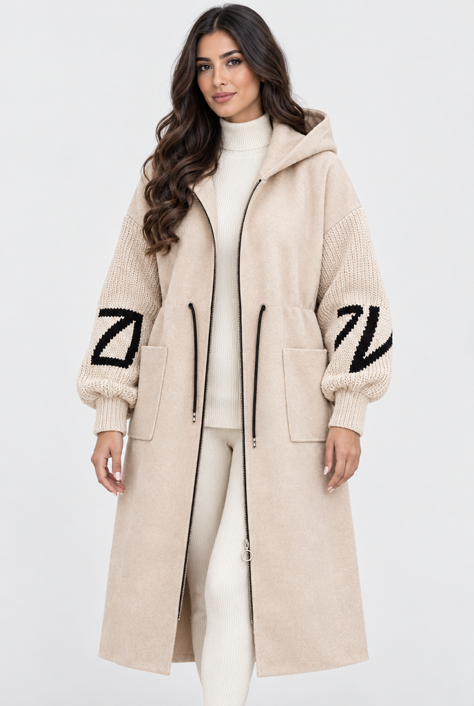 Manteau long zippé à capuche, manches en grosse maille — Sable — photo studio