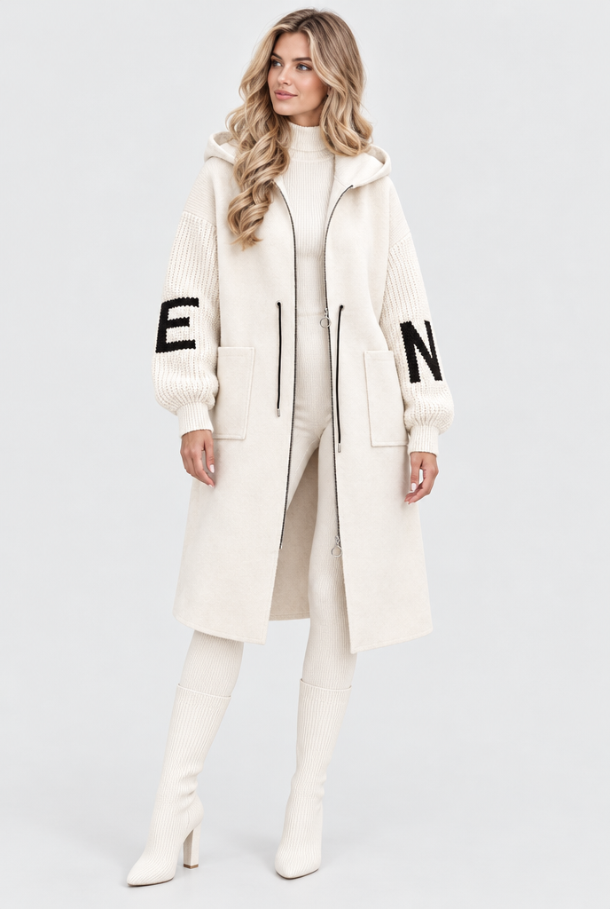 Manteau long zippé à capuche, manches en grosse maille — Ivoire — silhouette complète
