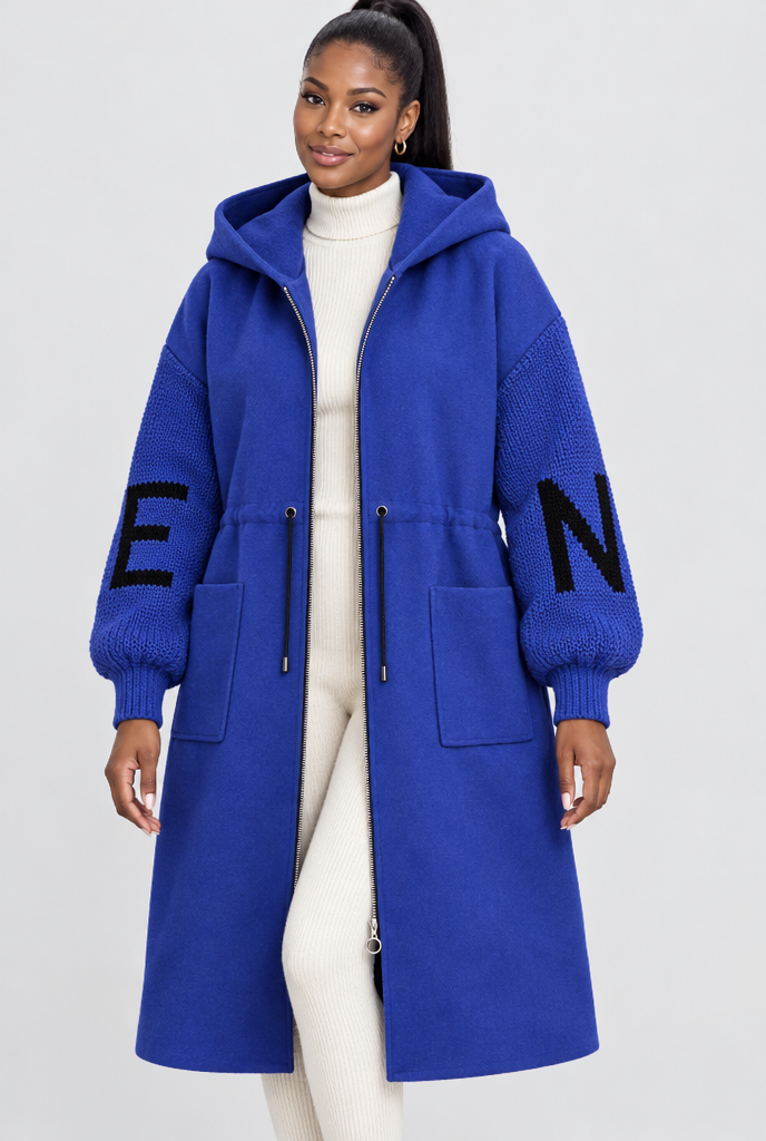 Manteau long zippé à capuche, manches en grosse maille — Bleu roi — photo studio